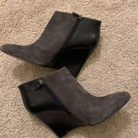 Ann Taylor Black &‎ Gray Leather Suede Pointed Toe Wedge Booties Boots size 9 - Picture 3 of 8